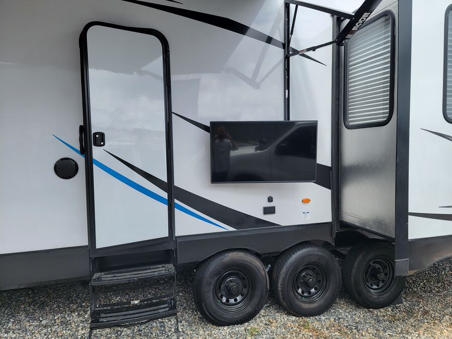 Outdoor TV Installation on RV